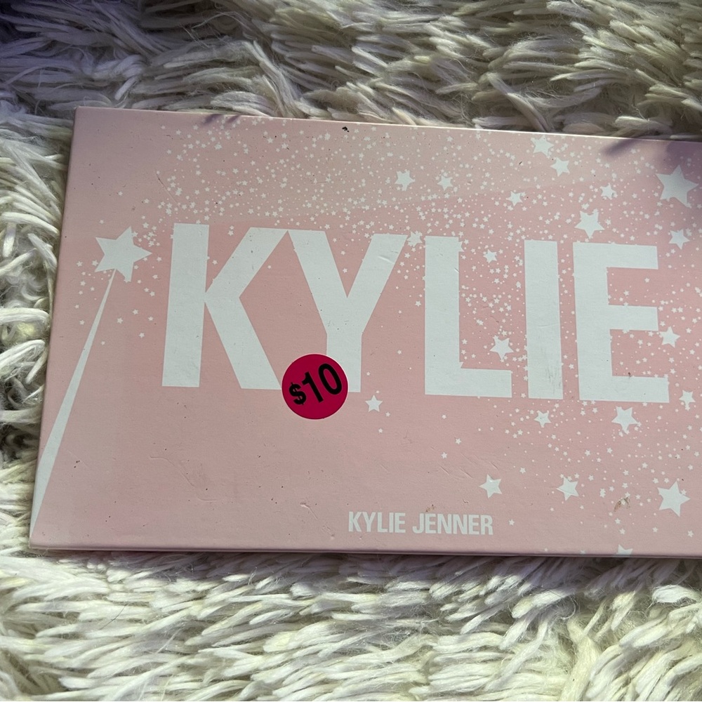 Kylie Jenner Pink Makeup Palette